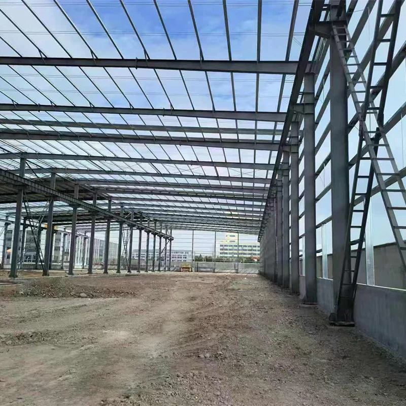 Proceso de instalación de estructura de acero industrial.